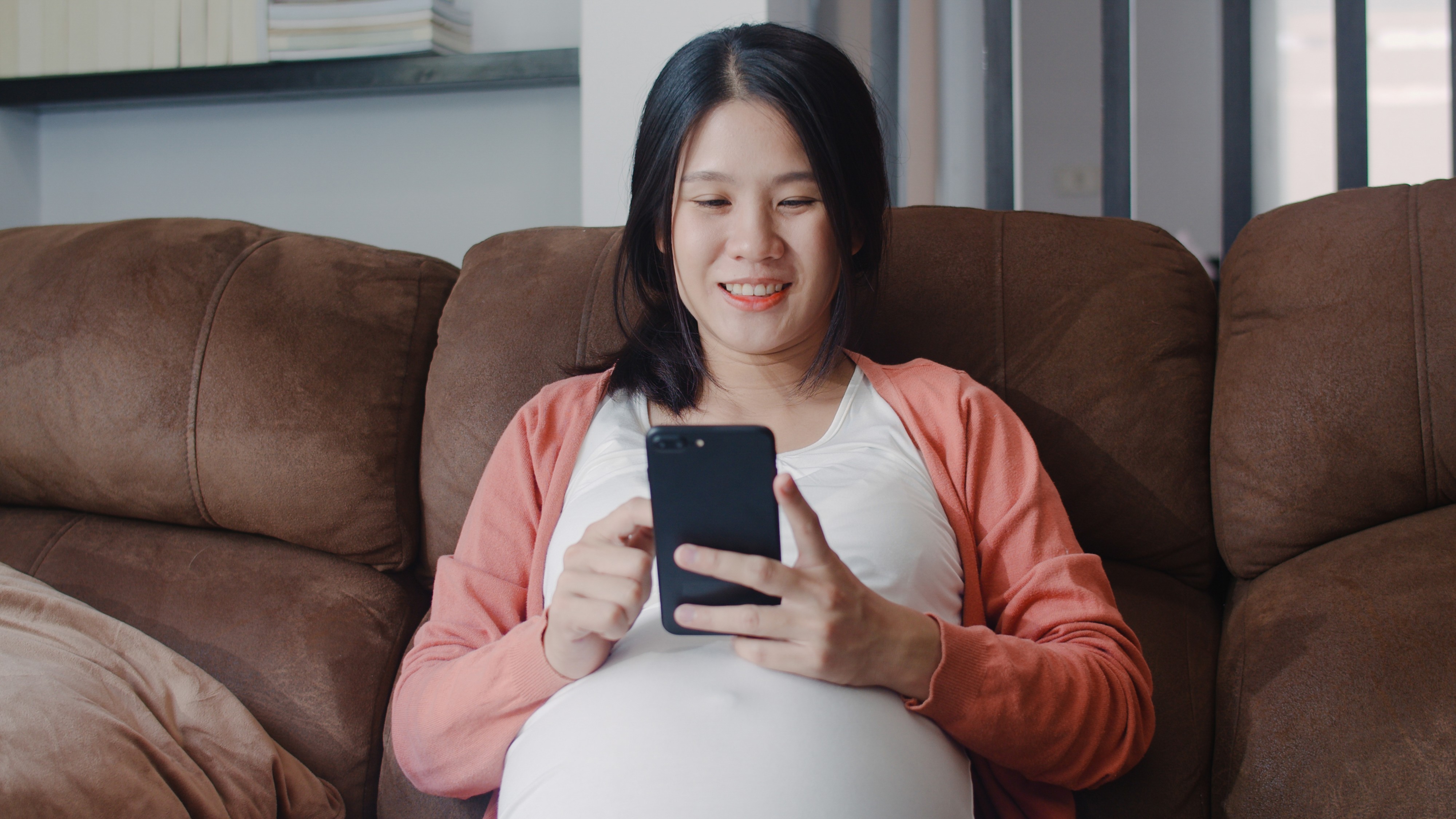 perlengkapan ibu hamil, bantal hamil, pakaian nyaman untuk bumil, krim stretch mark, tips kehamilan nyaman, Bunda, si Kecil